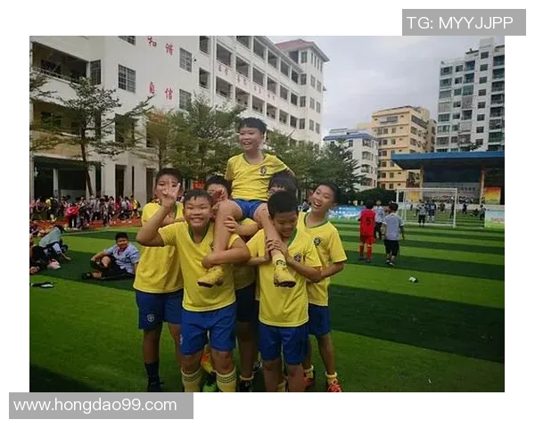 与足球明星亲密合影的女孩展现青春活力与梦想追逐的精彩瞬间 与足球明星亲密合影的女孩展现青春活力与梦想追逐的精彩瞬间